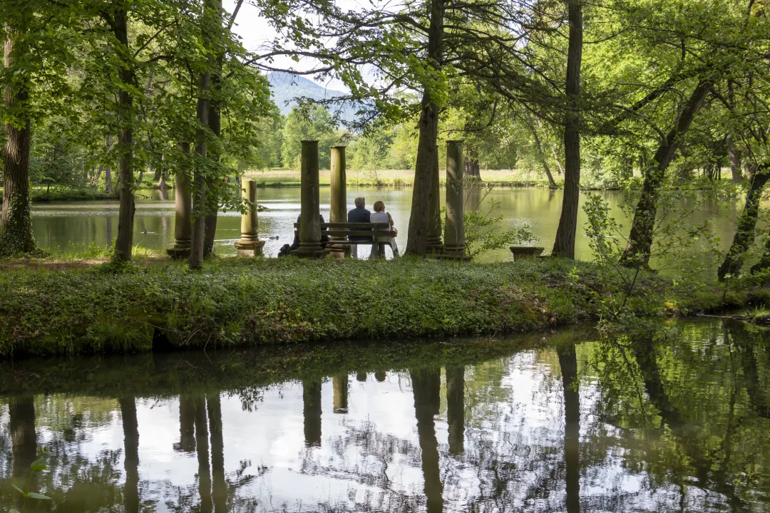 Un couple se repose sur un banc sur l'île des demoiselles, au sein du parc de Schoppenwihr